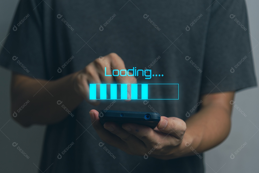 Homem segurando a tela virtual do telefone inteligente carregando o conceito de tecnologia