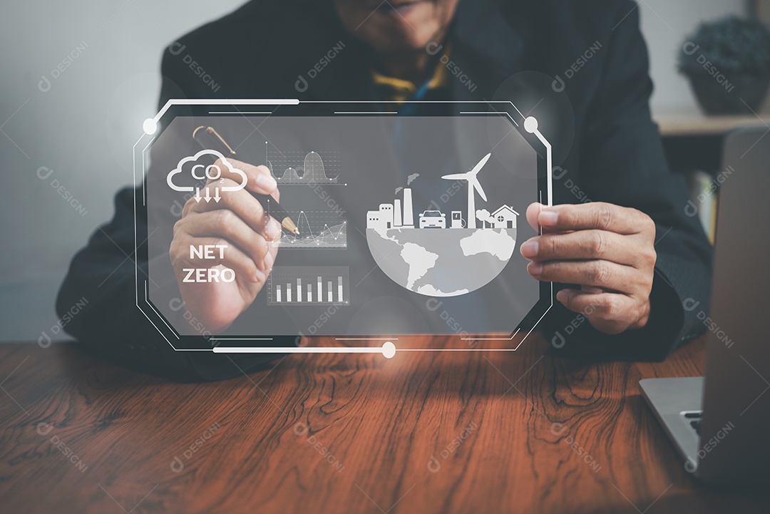 Empresário tocando a tela virtual ícone eco energia sustentável conceito de tecnologia digital de ambiente.