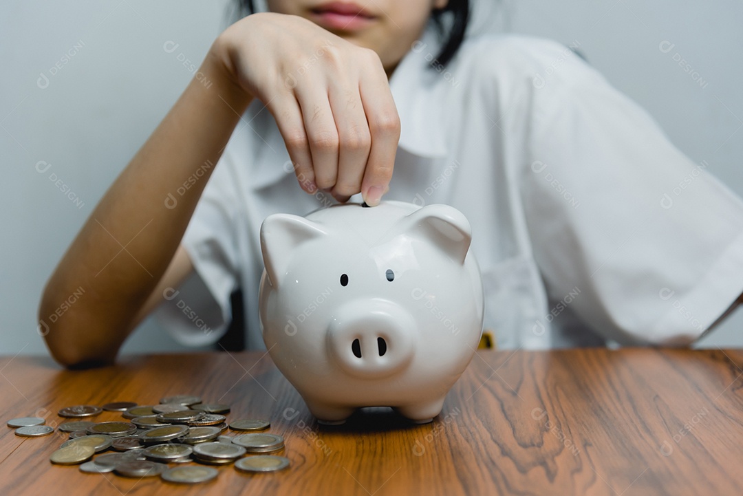 Criança ásia finanças econômico investimento riqueza porco moeda dinheiro negócio bancário, dinheiro sucesso salvando menina segurando moeda cofrinho.