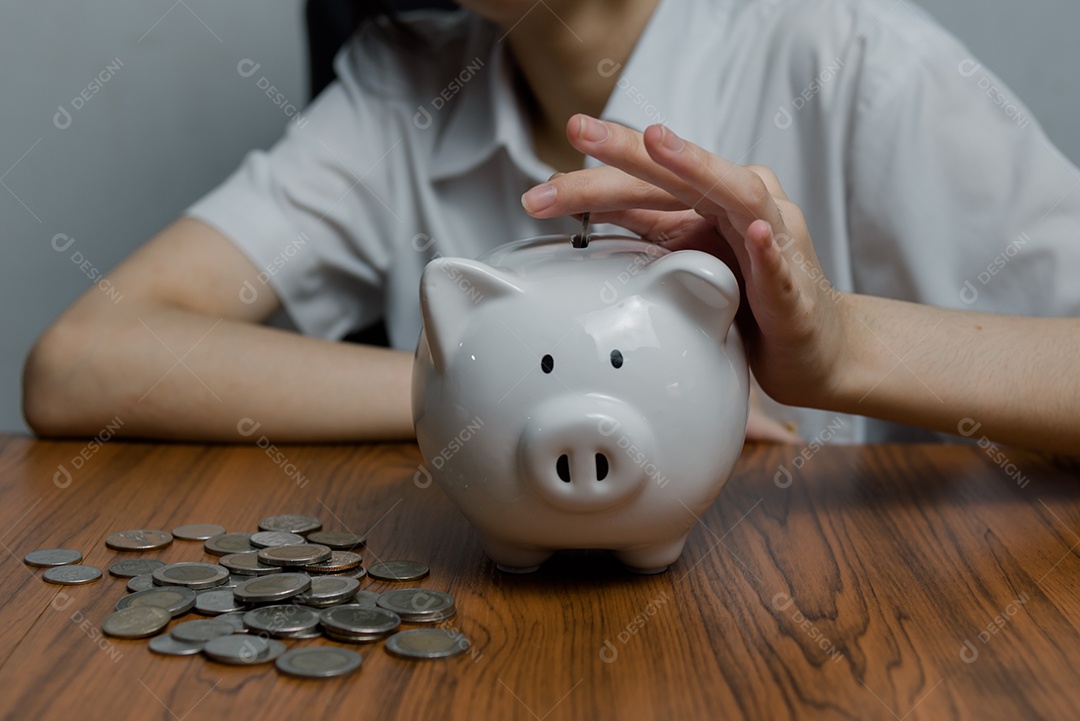 Criança ásia finanças econômico investimento riqueza porco moeda dinheiro negócio bancário, dinheiro sucesso salvando menina segurando moeda cofrinho.