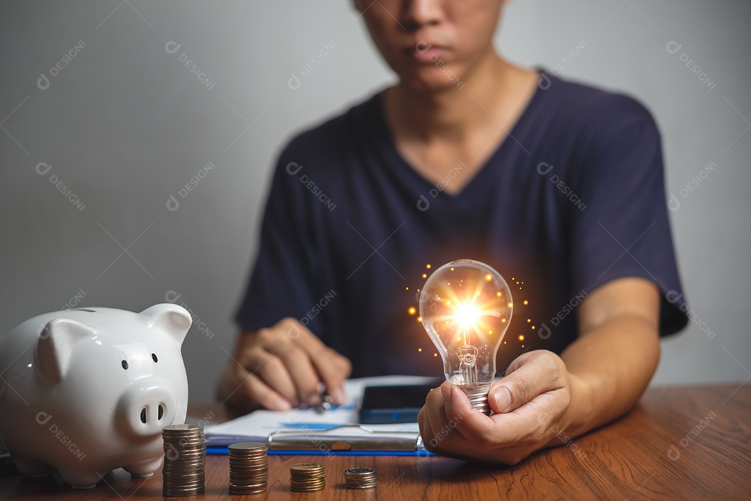 Estratégia de crescimento de negócios lucro pilha conhecimento investimento riqueza finance.businessman segurando lâmpada criatividade econômica economia de energia e dinheiro conceito.