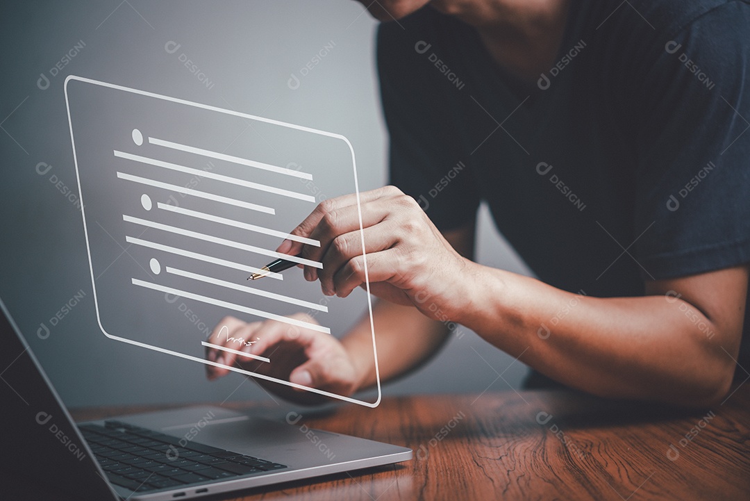 Assinaturas eletrônicas para documentos de gerenciamento Contrato on-line digital, empresário segurando aplicativo de assinatura eletrônica de tela.