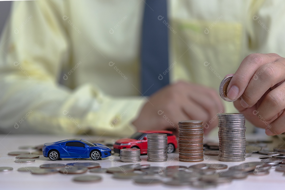 Economizando dinheiro mão segurando a pilha de moedas e seguro de carro empréstimo de investimento em moeda de negócios e comprar banco de riqueza.
