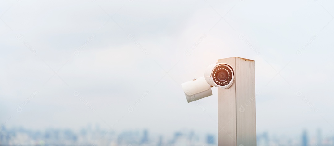 Câmera de CCTV moderna contra o fundo da cidade e do céu. vigilância