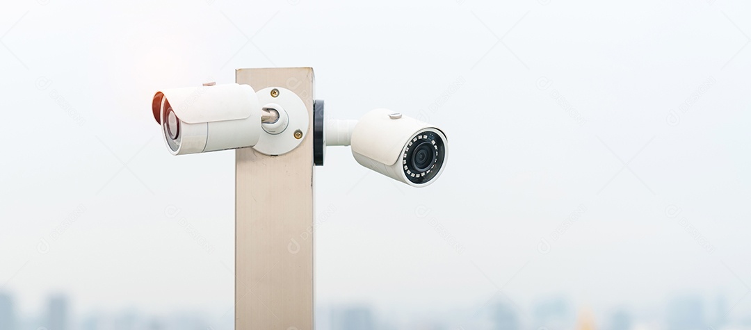 Câmera de CCTV moderna contra o fundo da cidade e do céu. vigilância