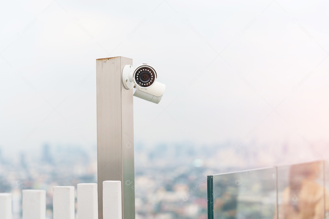 Câmera de CCTV moderna contra o fundo da cidade e do céu. vigilância