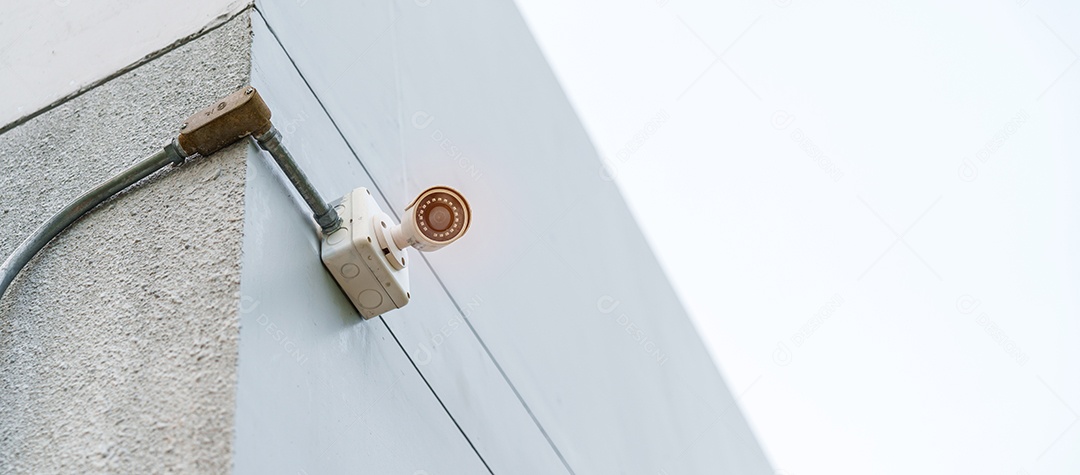 Câmera de CCTV moderna contra o fundo da cidade e do céu. vigilância