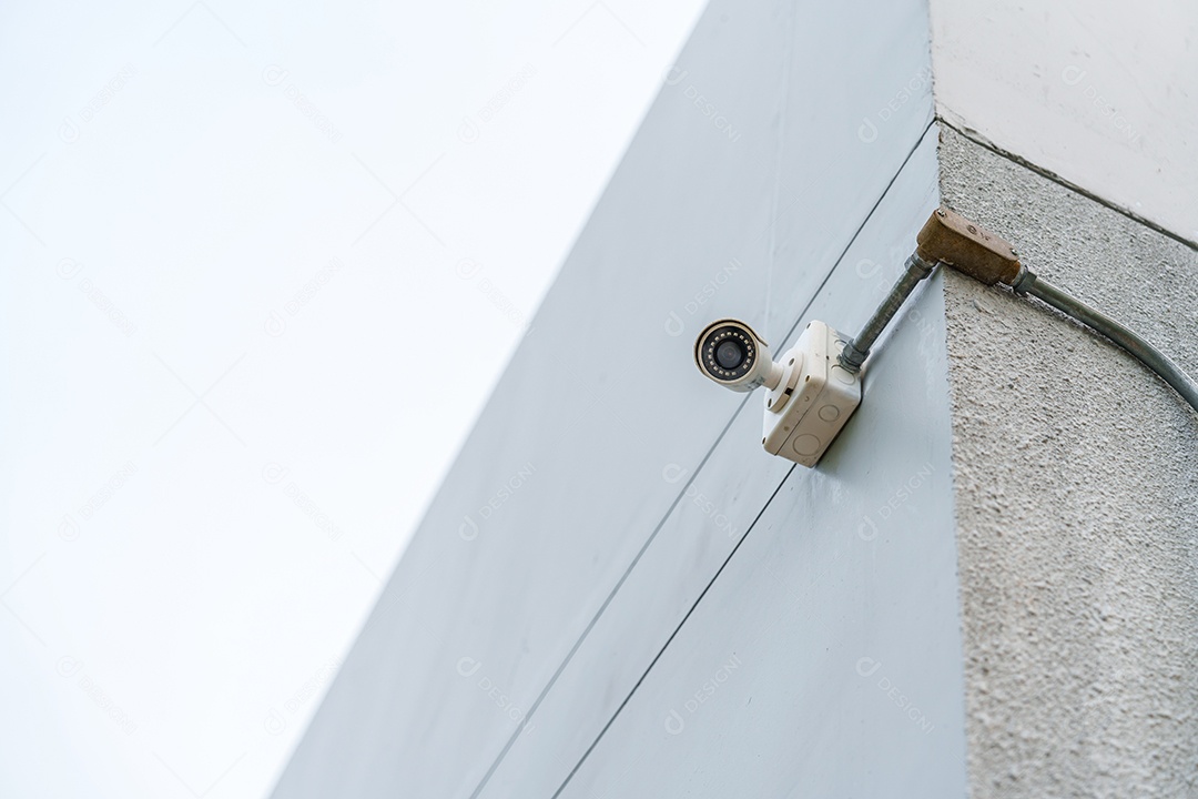 Câmera de CCTV moderna contra o fundo da cidade e do céu. vigilância