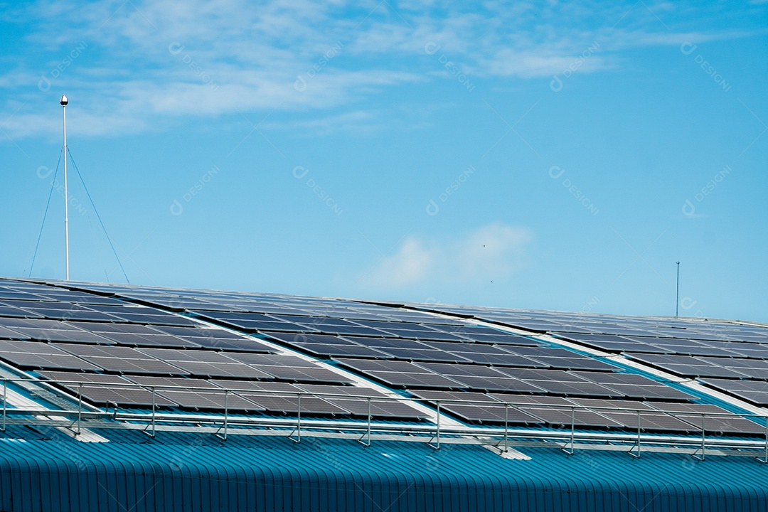 Energia solar para construção de fábrica ou armazém. Painéis solares ligados