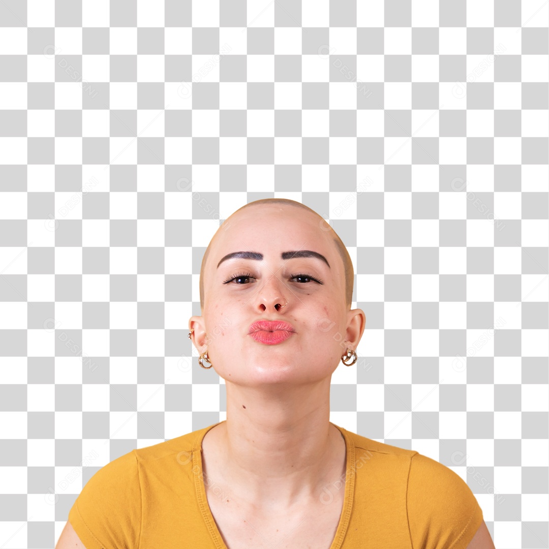 Linda mulher com cabelo raspado, em conceito outubro rosa