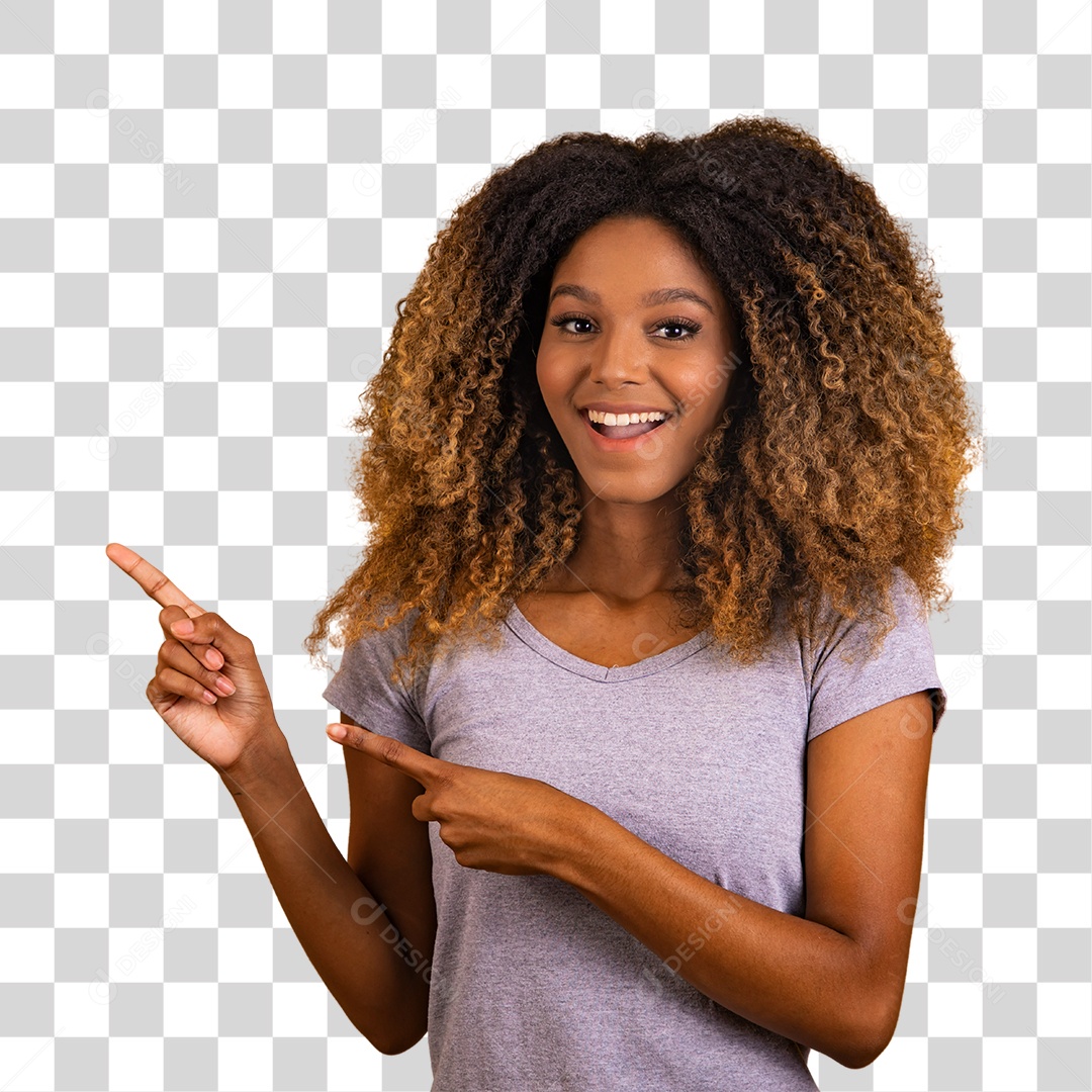 Linda mulher jovem morena cabelo afro apontando para lado