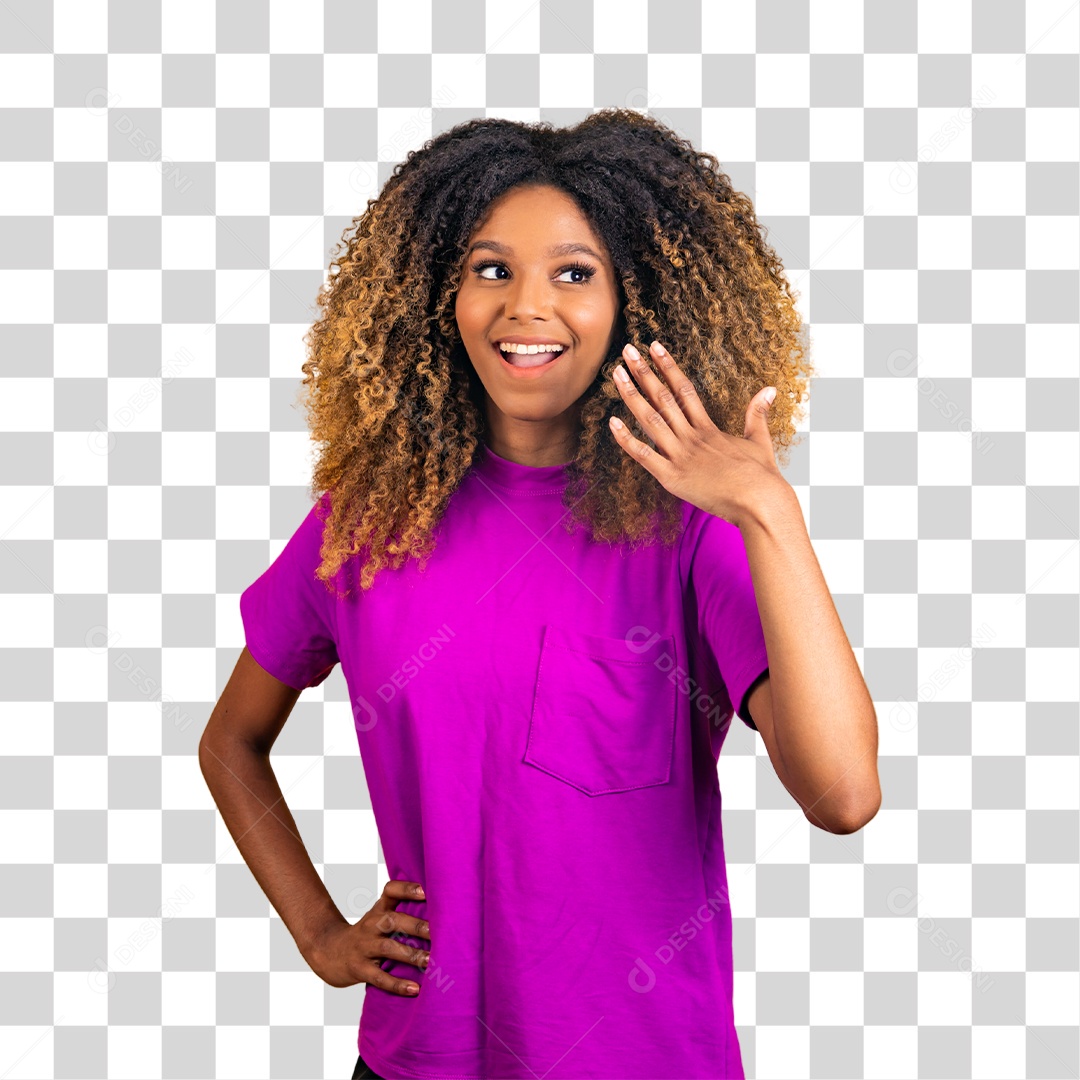 Mulher afro-brasileira usando camiseta roxa fazendo gestos