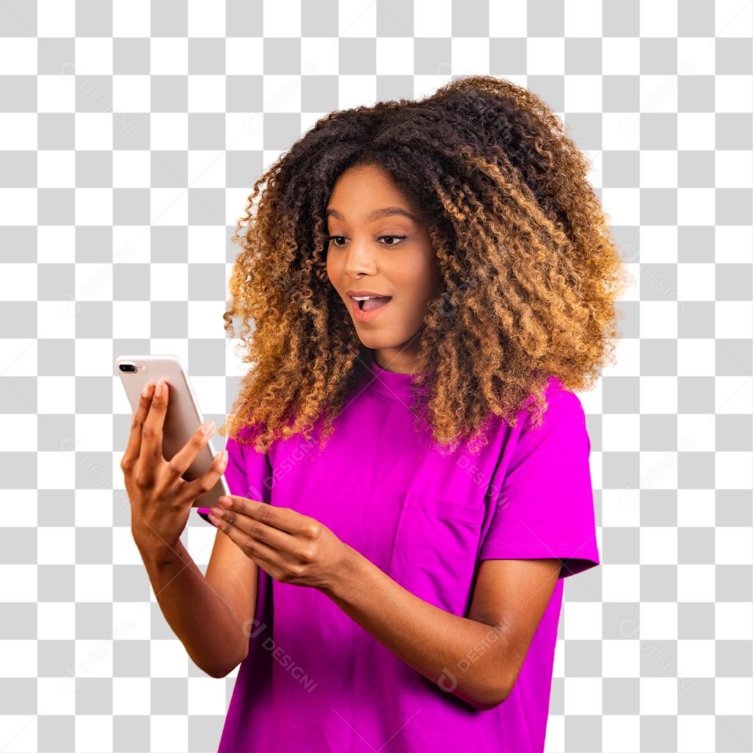 Mulher afro-brasileira usando camiseta roxa segurando um celular
