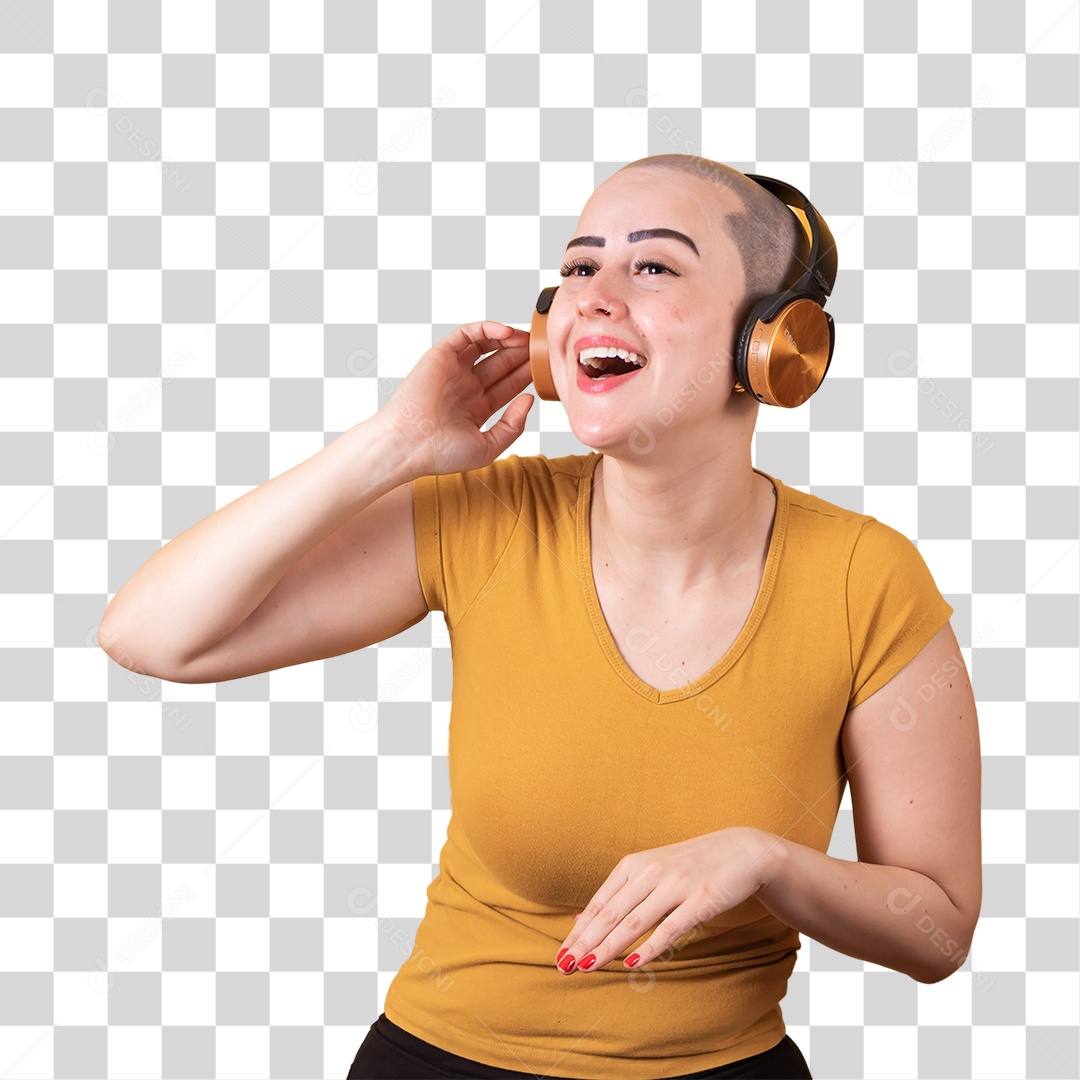 Mulher jovem careca usando blusa bege com fone de ouvido em conceito de câncer, outubro rosa