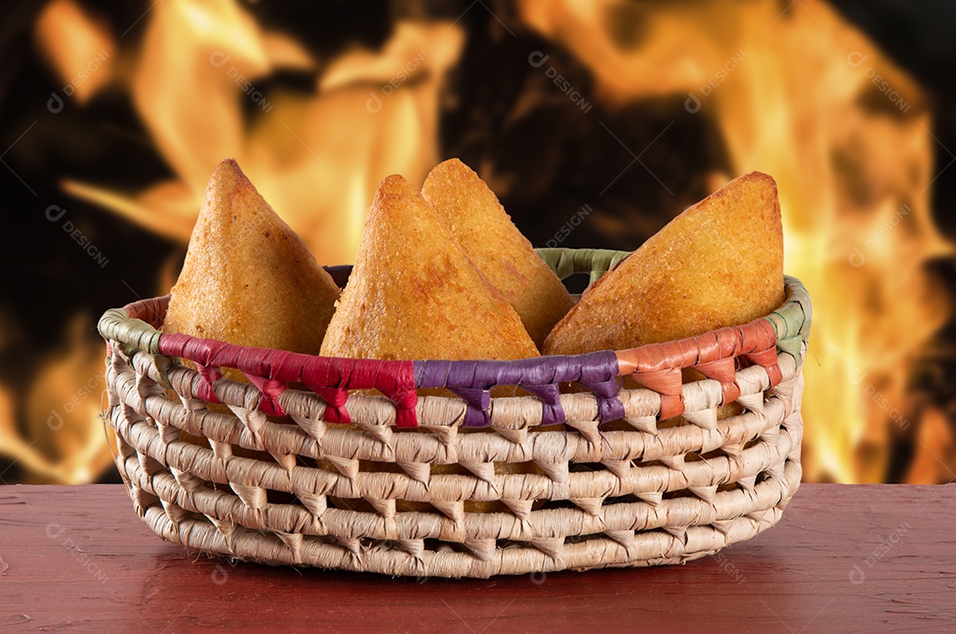Coxinha. Lanche tradicional brasileiro. Fundo com fogo desfocado