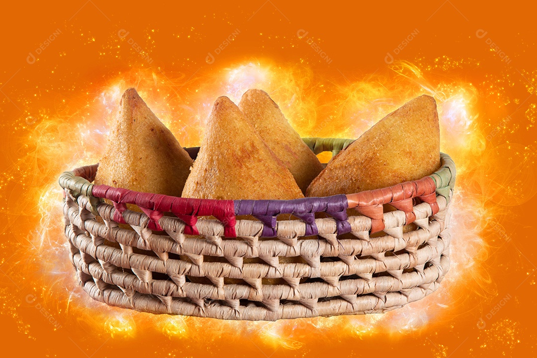 Coxinha. Lanche tradicional brasileiro. Fundo laranja. Coxinha de frango.