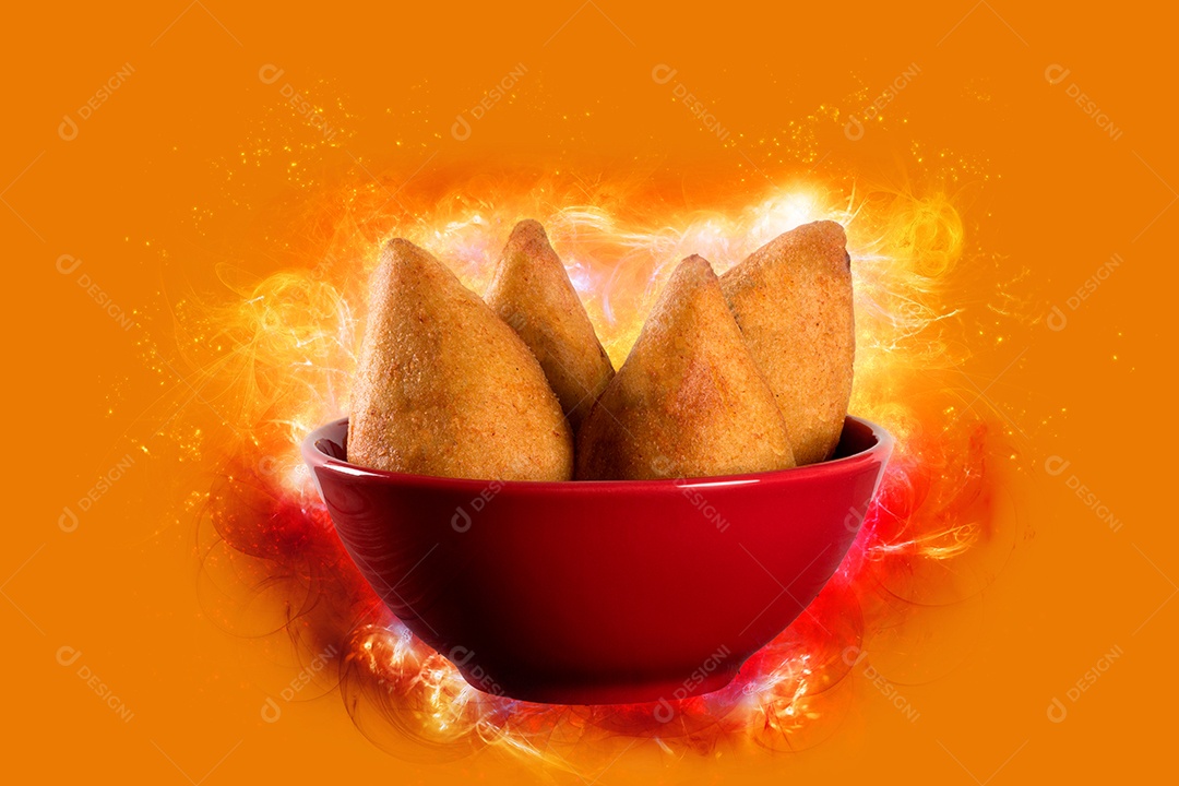 Coxinha. Lanche tradicional brasileiro. Fundo laranja. Coxinha de frango.