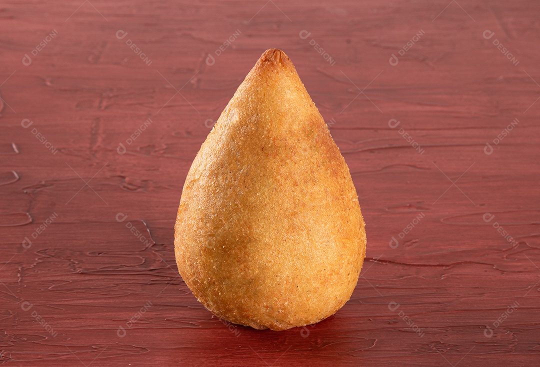 Coxinha. Lanche tradicional brasileiro. Fundo vermelho