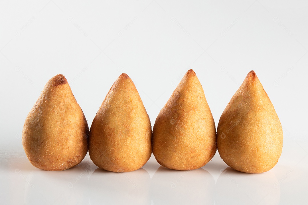Coxinha. Lanche tradicional brasileiro. Fundo branco