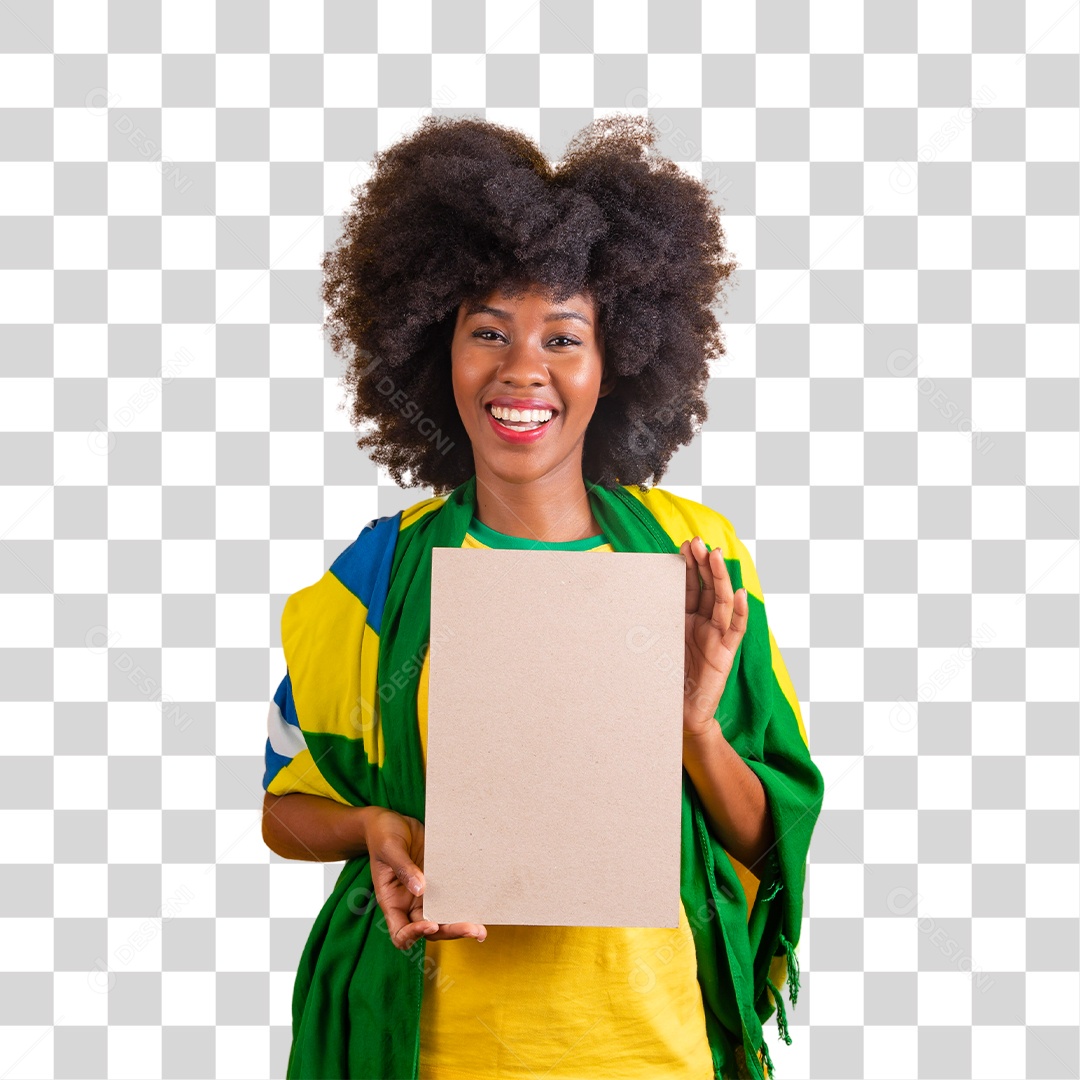 Linda mulher jovem morena segurando placa de madeira bandeira do brasil cabelo afro
