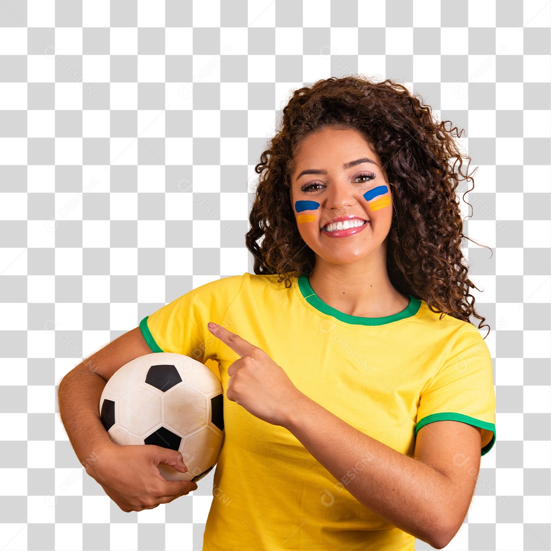 Linda mulher jovem morena segurando bola de futebol