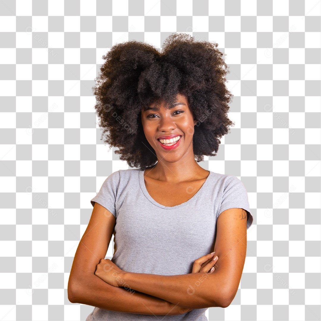 Mulher jovem morena cabelo afro braços cruzados