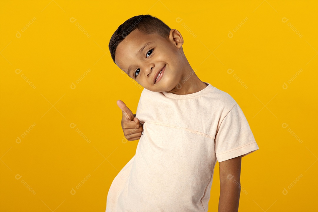 Menino de Camisa clara Sorrindo e fazendo gesto de Beleza ou Ok