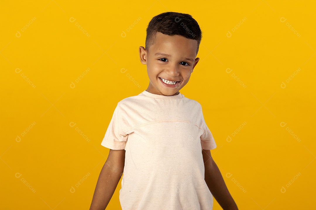 Menino de Camisa clara Alegre e Sorrindo Olhando para Câmera