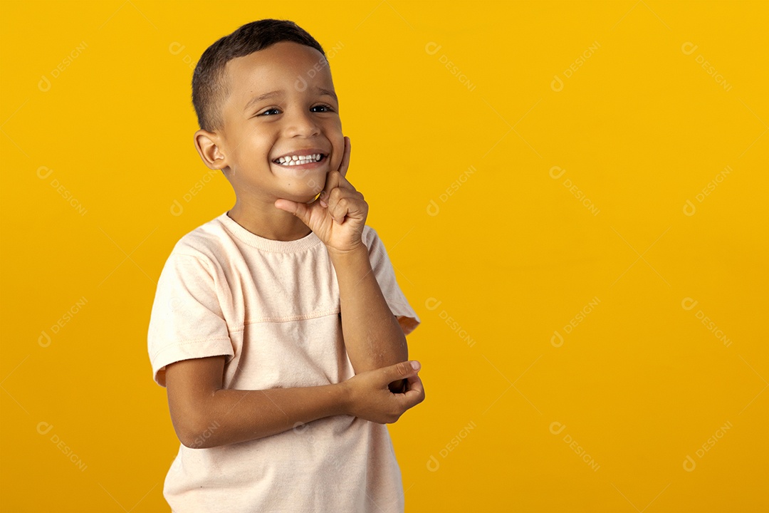 Menino de camisa clara muito feliz com mãos no queixo