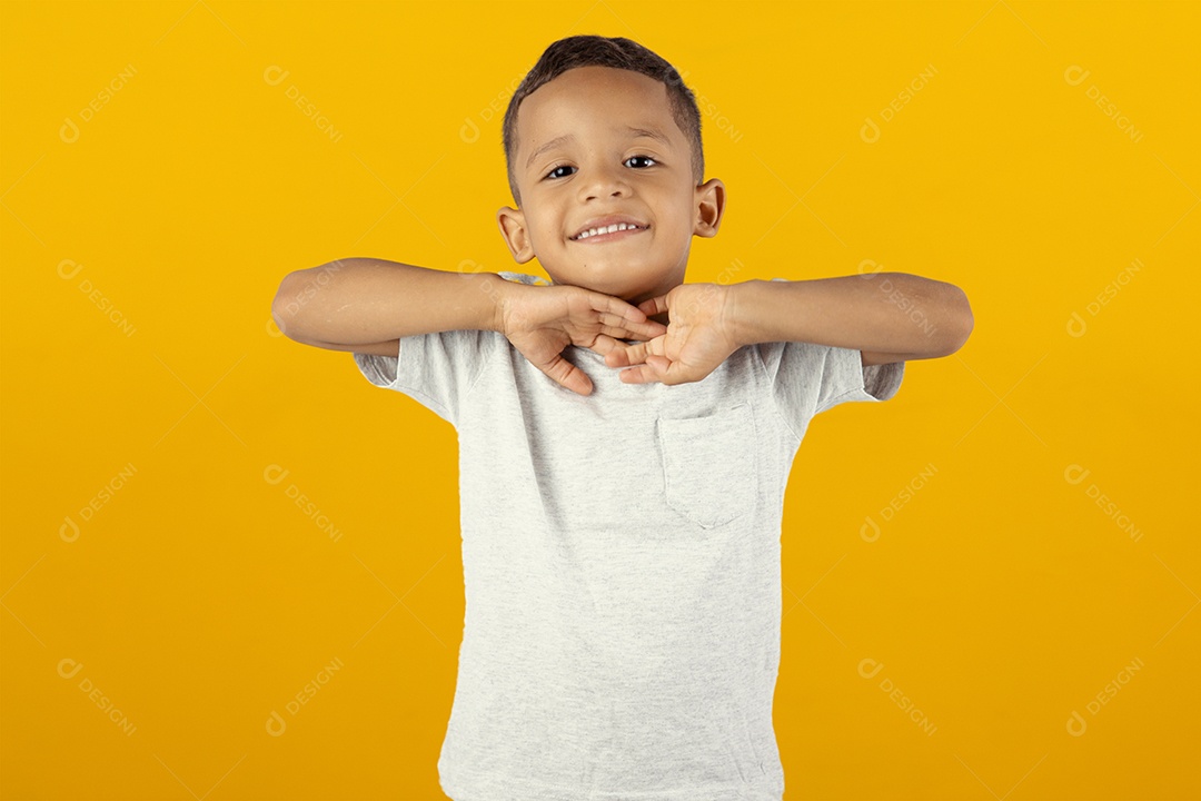 Menino feliz sobre fundo amarelo