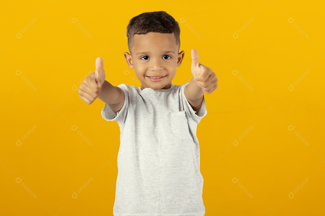 Menino feliz com os braços para frente e polegares para cima