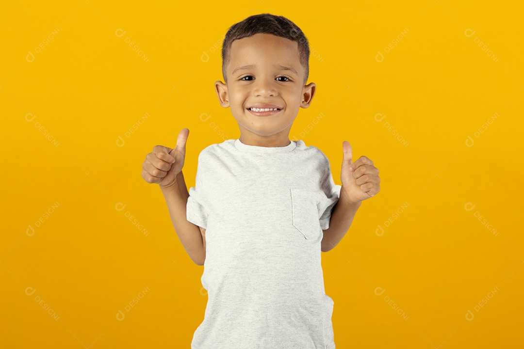 Menino feliz de camiseta cinza com os polegares para cima