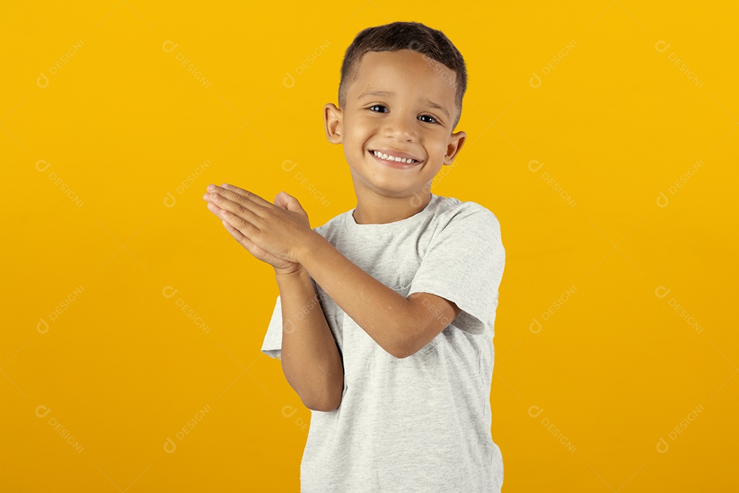 Foto de menino feliz em fundo amarelo