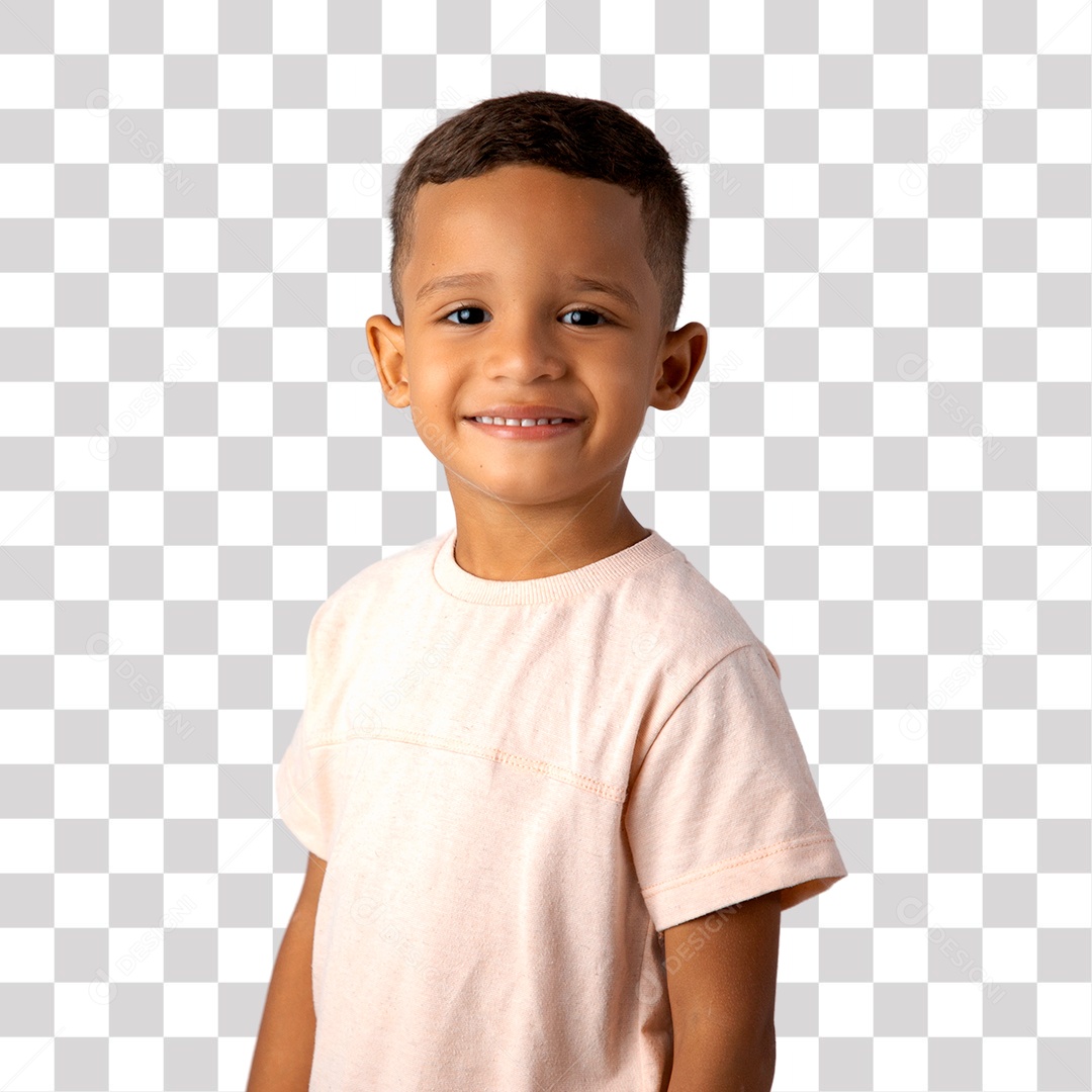 Menino de Camisa clara Sorrindo e Olhando para Câmera