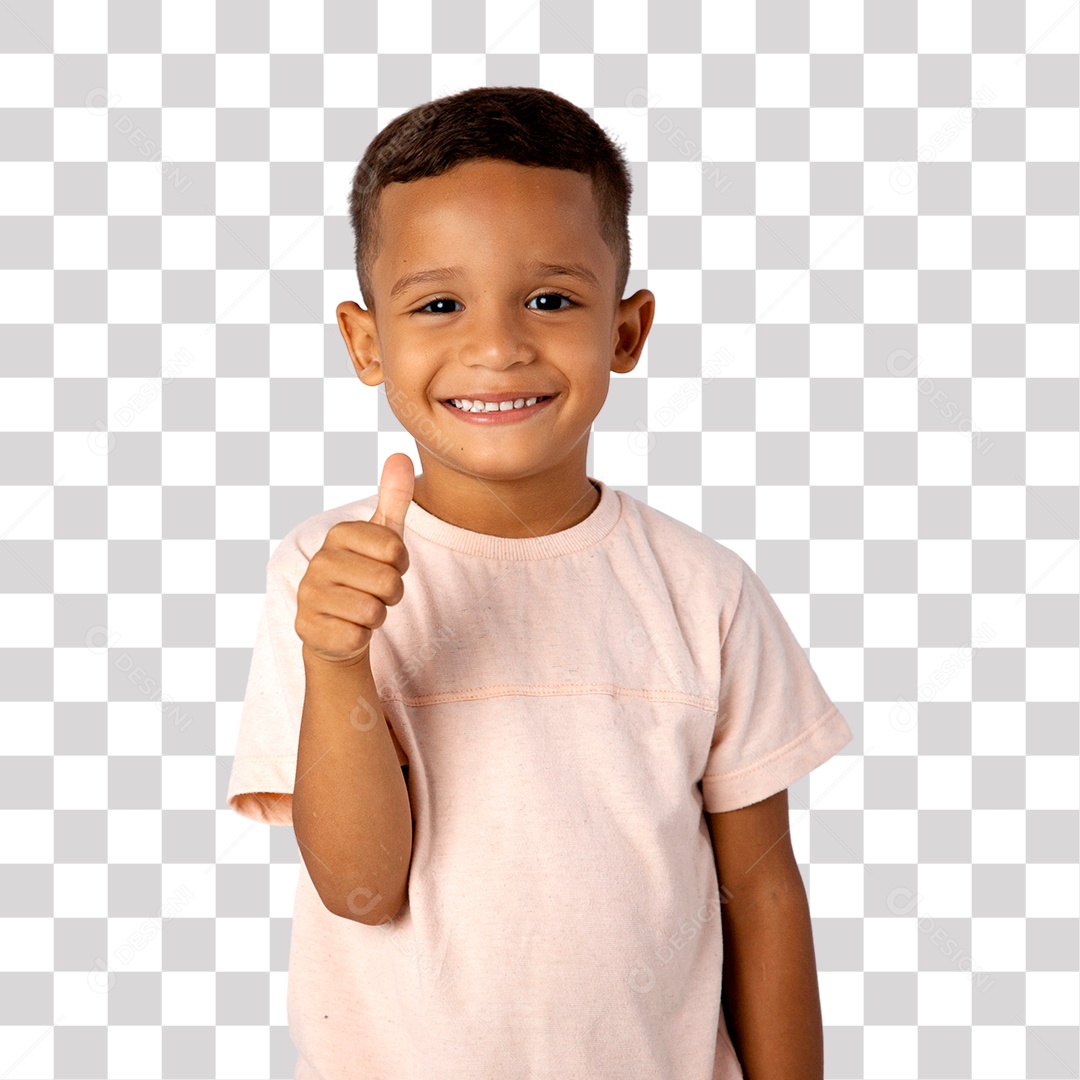 Menino de Camisa clara Sorrindo e fazendo gesto de Beleza ou Ok