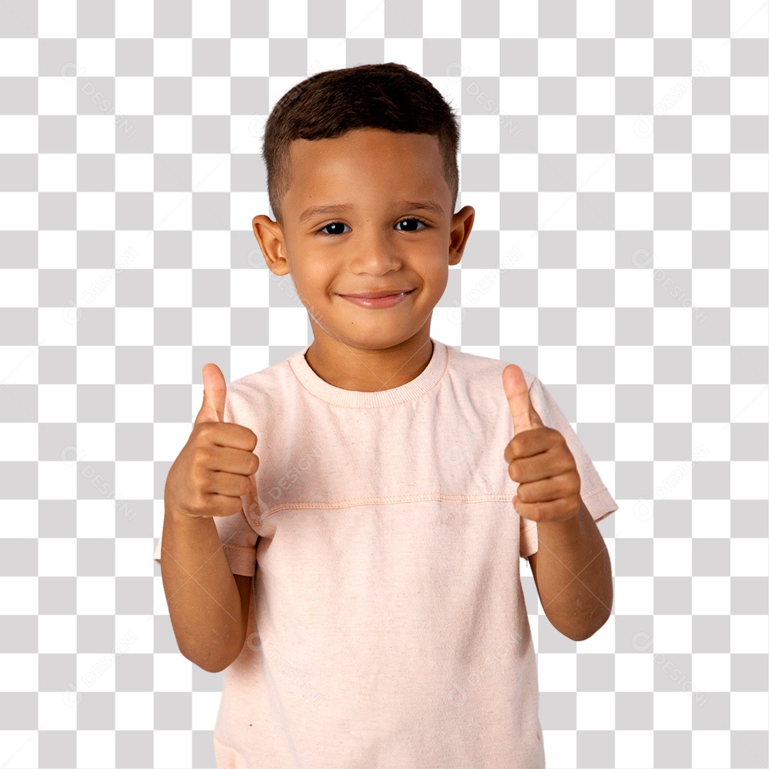 Menino de Camisa clara Sorrindo e fazendo gesto de Beleza ou Ok