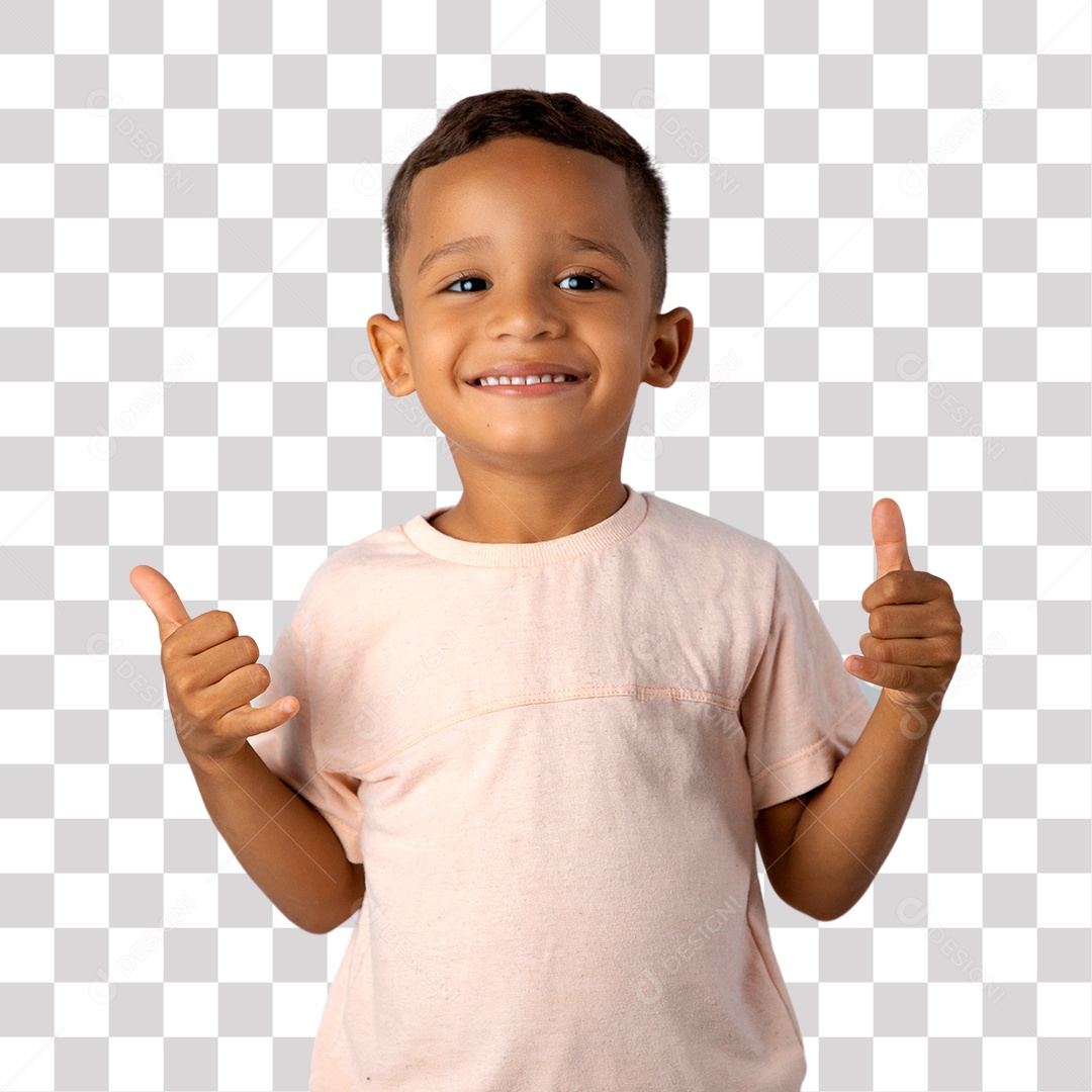 Menino de Camisa clara Sorrindo fazendo gesto de Tranquilo