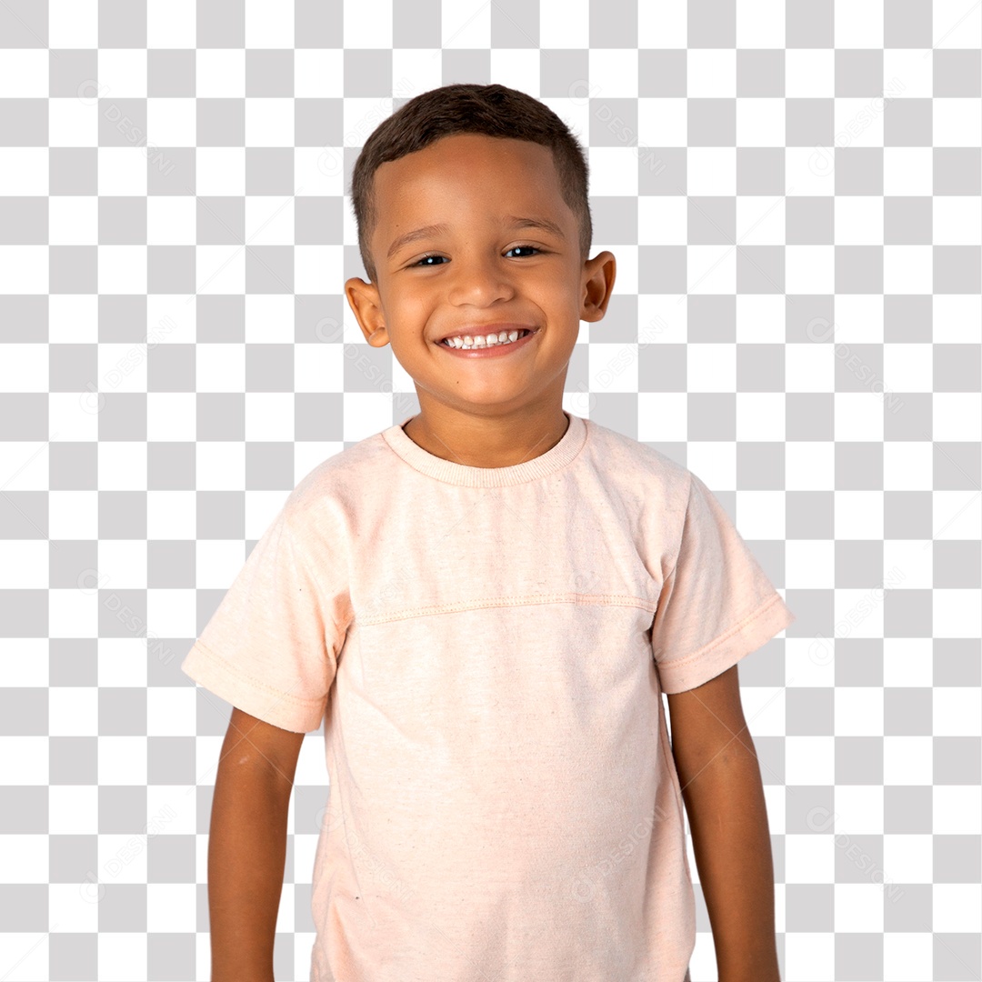 Menino de Camisa clara Sorrindo e Olhando para Câmera