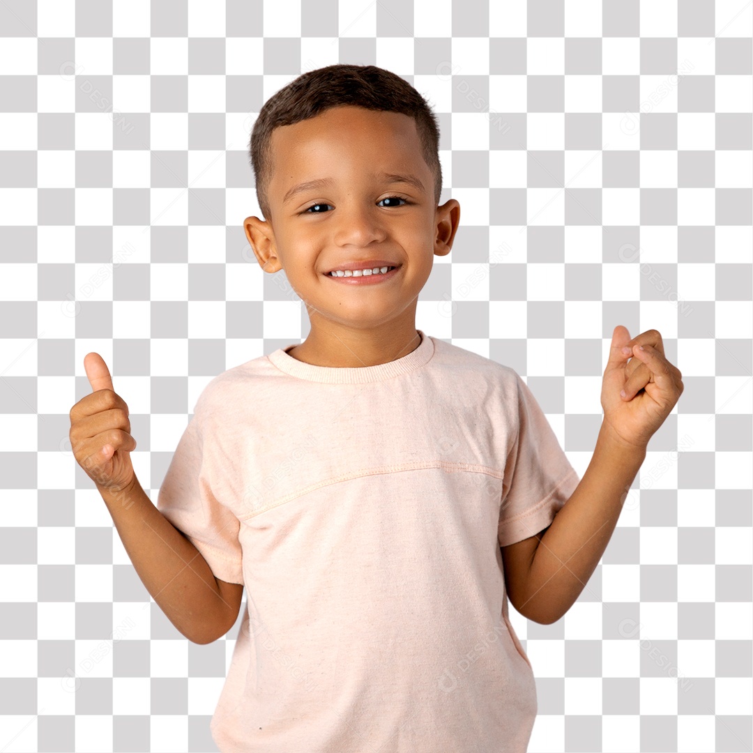 Menino de Camisa clara Sorrindo fazendo gesto de Tranquilo
