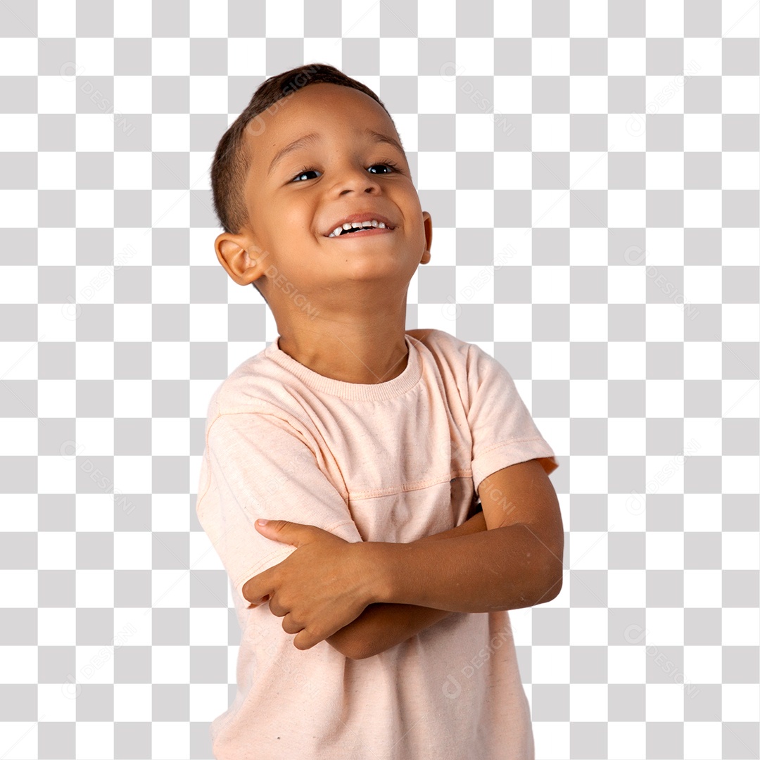 Menino de Camisa clara Sorrindo e com Braços Cruzados