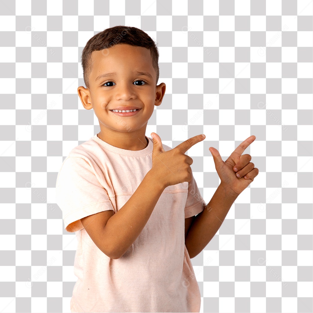 Menino de Camisa clara Sorrindo apontando para o Cima