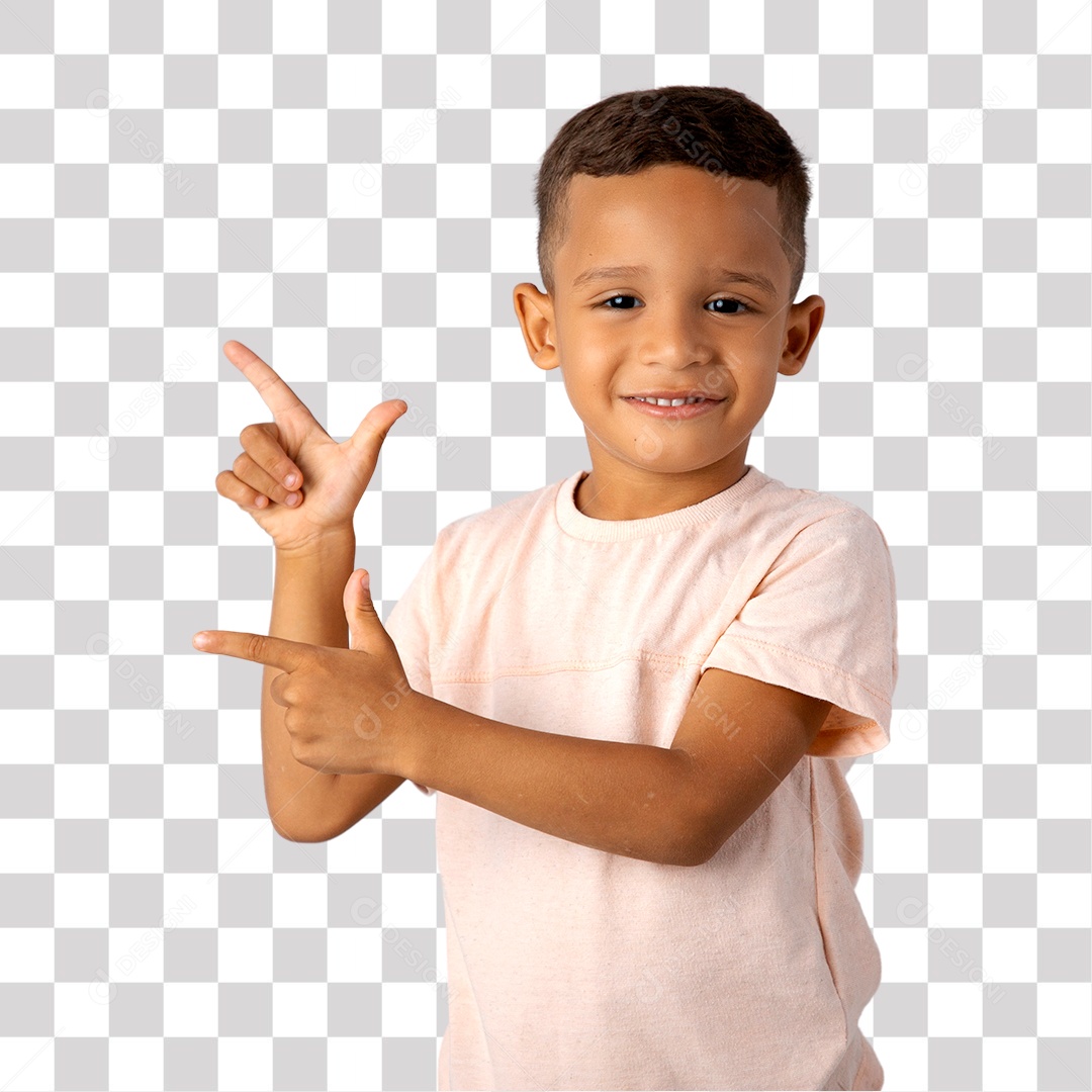 Menino de Camisa clara Sorrindo apontando para o Cima e para o Lado