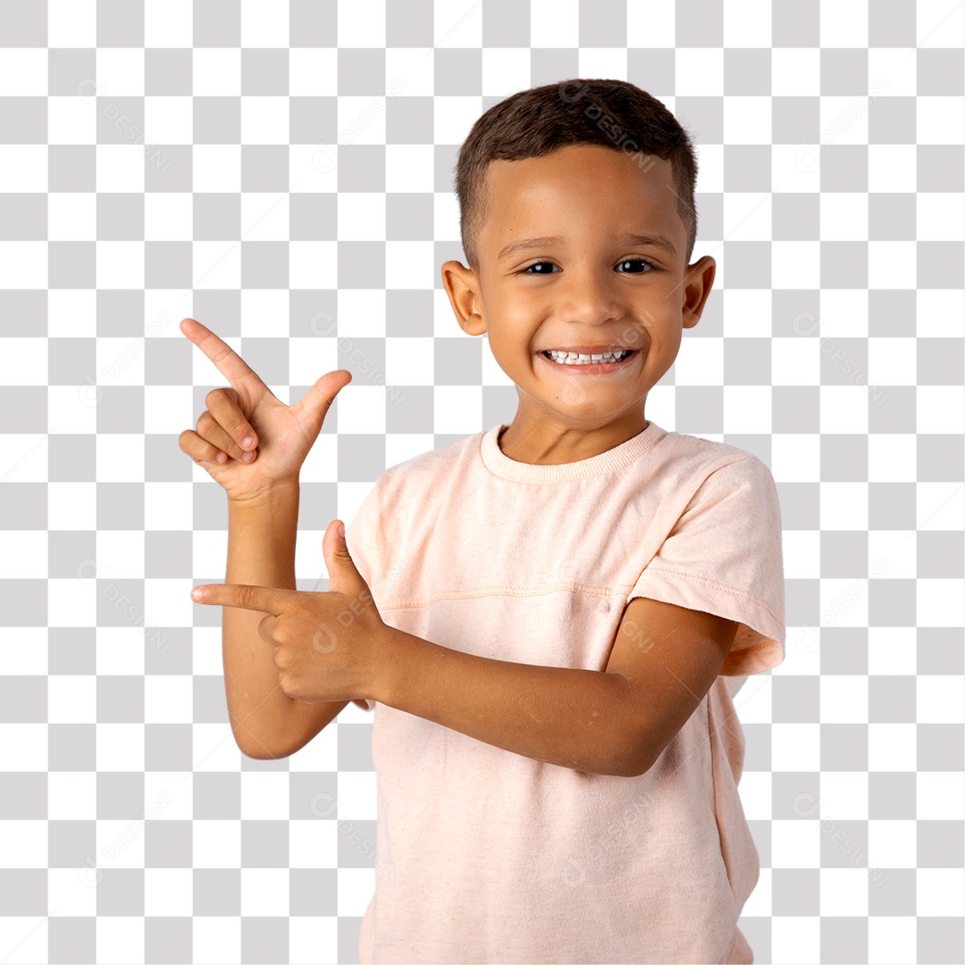 Menino de Camisa clara Sorrindo apontando para o Cima e para o Lado
