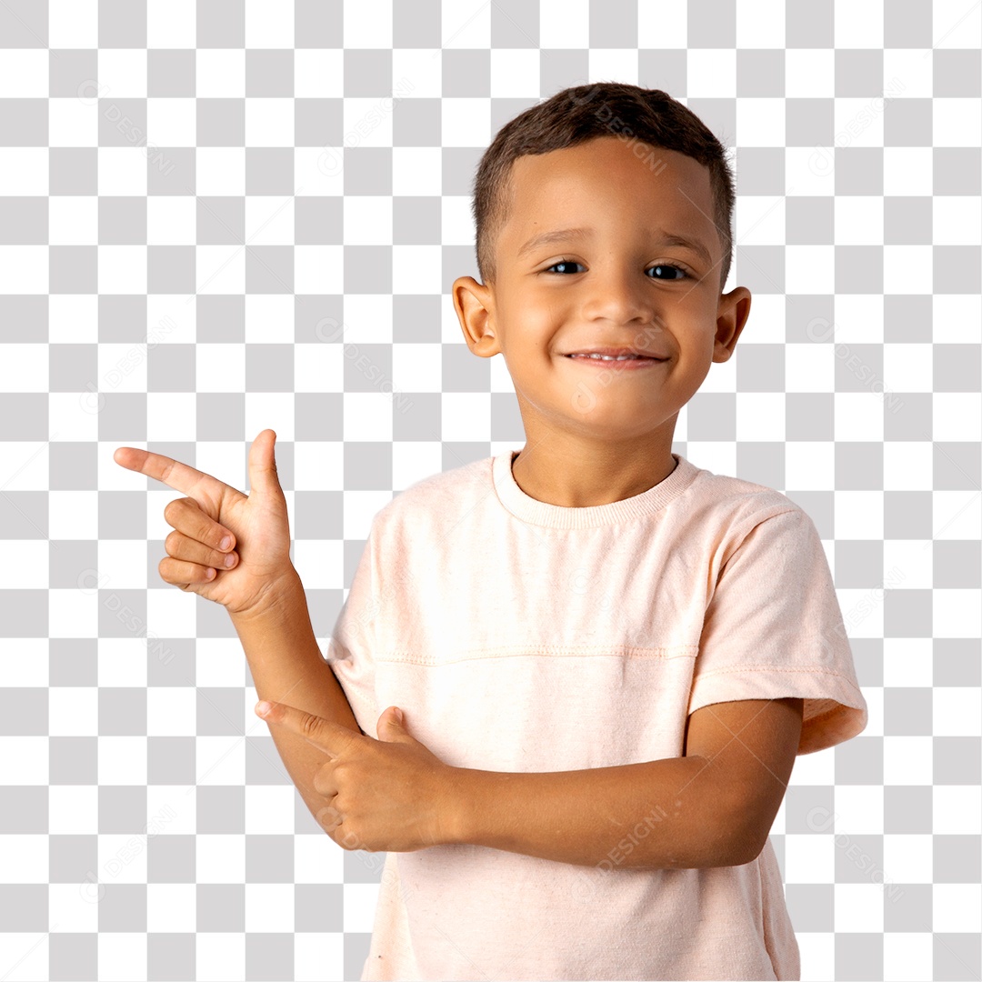 Menino de Camisa clara Sorrindo apontando para o lado