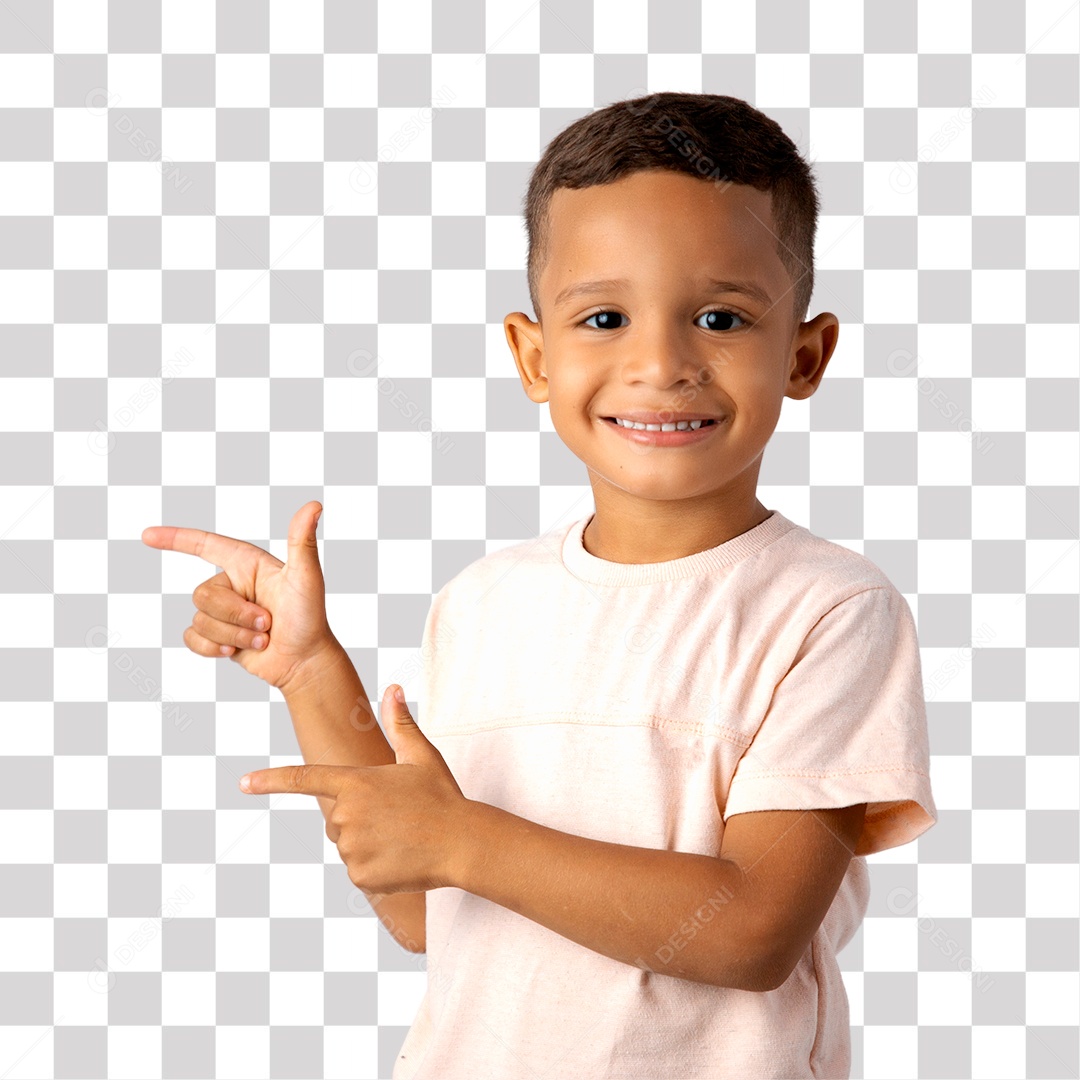 Menino de Camisa clara Sorrindo apontando para o lado