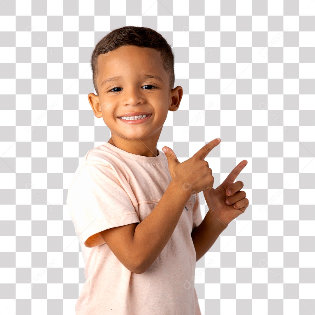 Menino de Camisa clara Sorrindo apontando para Cima