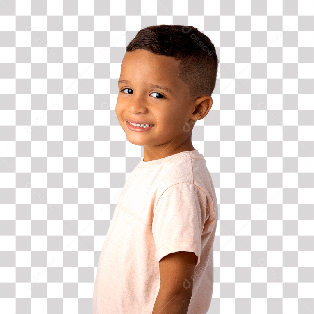 Menino de Camisa Clara Alegre olhando para Câmera