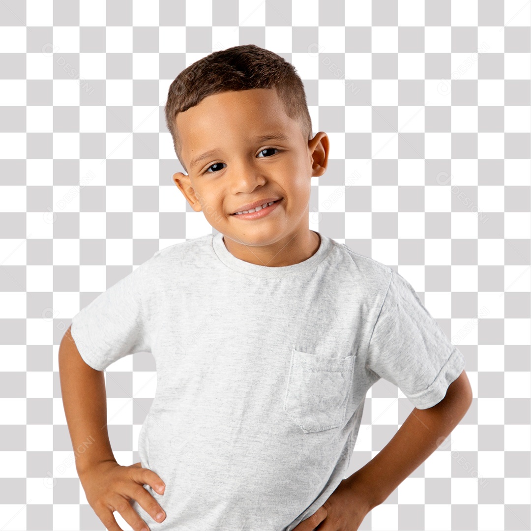 Menino de Camisa Cinza Sorrindo com Mãos na Cintura
