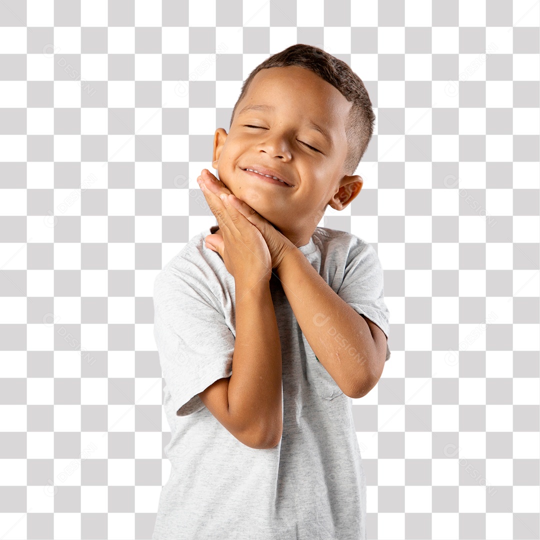 Menino de Camisa Cinza Sorrindo com Olhos fechados e Mãos debaixo do queixo