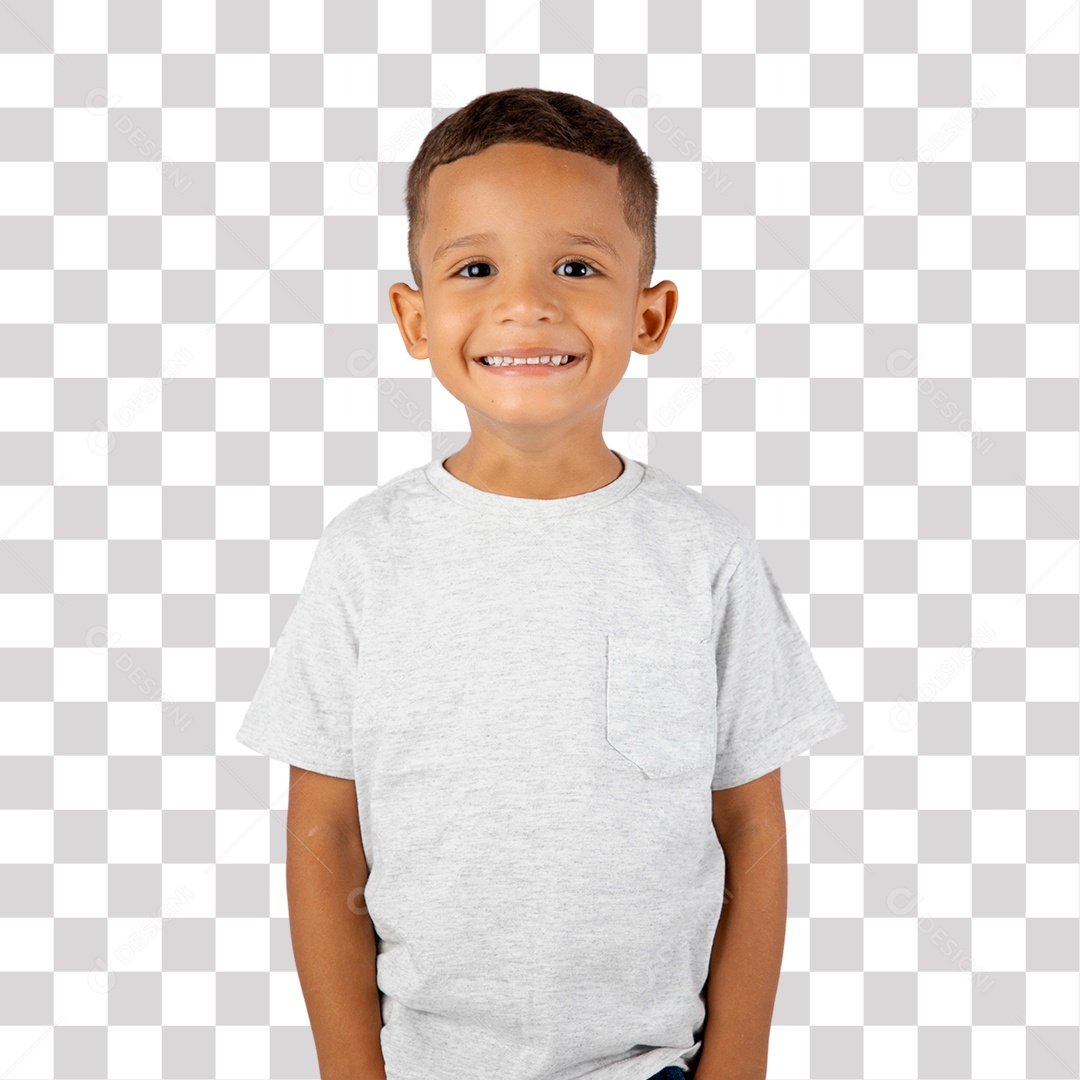 Menino de Camisa Cinza Sorrindo para Câmera